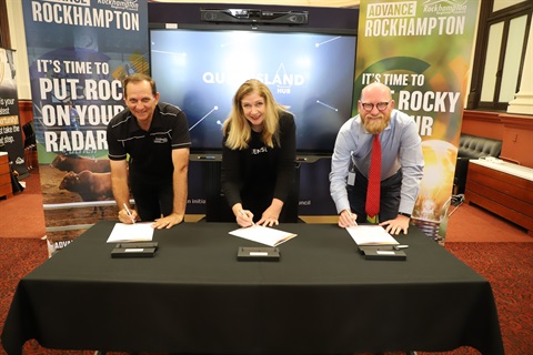 L-R Mayor Tony Williams, Dr Sue Keay, Greg Bowden.JPG