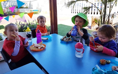 Children eating lunch 