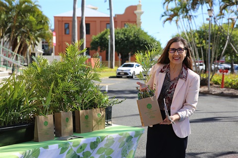 Cr Kirkland at Native Plant giveaway.JPG