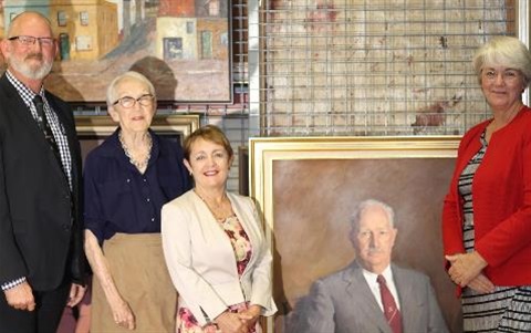 Bill-Byrne-Merilyn-Luck-Dr-Leonie-Gray-Chair-Mayor-Strelow-with-Por.jpg