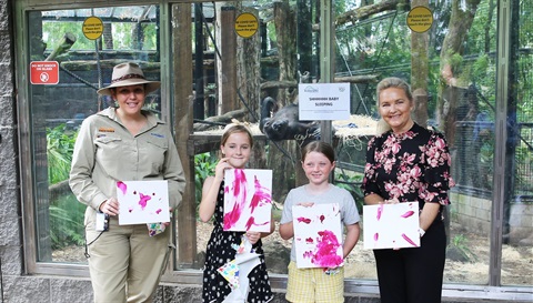 Assistant Curator Sharni Thomas, Zoo visitors Cloe and Grace and Cr Cherie Rutherford.jpg
