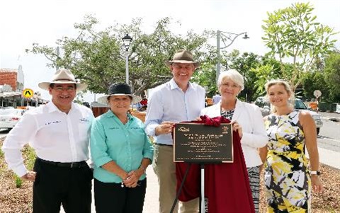 Cr-Wickerson-Cr-Smith-Minister-Hinchliffe-Mayor-Strelow-and-Cr-Rutherford.jpg
