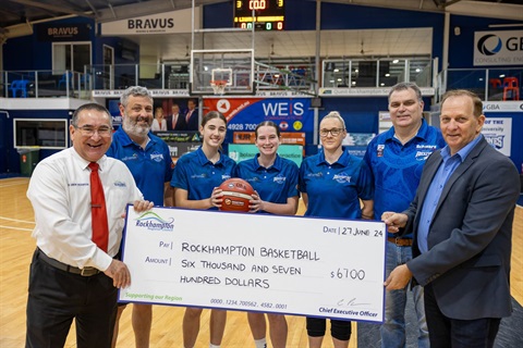 Cr-Drew-Wickerson-and-Mayor-Tpny-Williams-with-Rockhampton-Basketball.jpg
