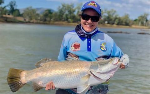 Women-That-Fish-Champion-Amanda-Johnston-with-880mm-Barramundi.jpeg