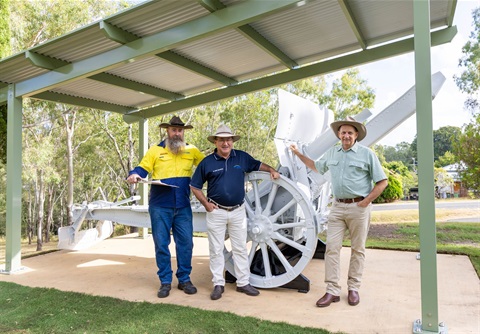 Restored-artillery-at-Mt-Morgan-ANZAC-Park_RRC-Project-Officer-Lindsay-Cooper_Cr-Drew-Wickerson_Mayor-Tony-Williams.jpg